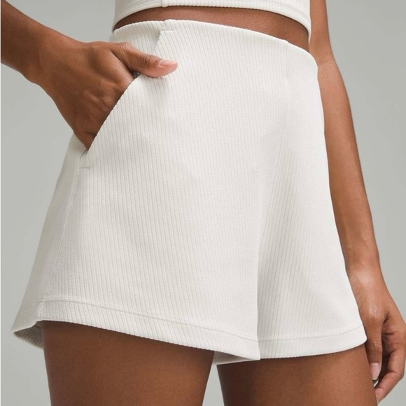 Lululemon Ribbed Softstreme High-Rise
Short 2"
Bone
Size 8 - Picture 1 of 7